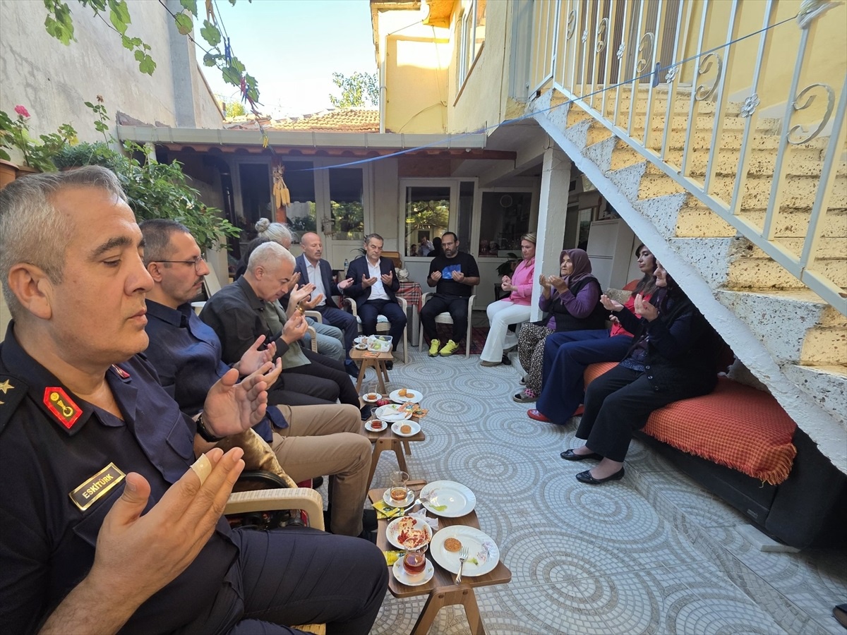 Vali Turan Şehit Ailelerini Ziyaret Etti