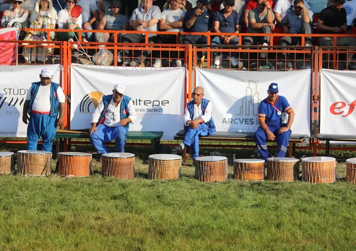 Kırkpınar\'da şehitler için güreşlere eşlik eden davul ve zurna susturuldu