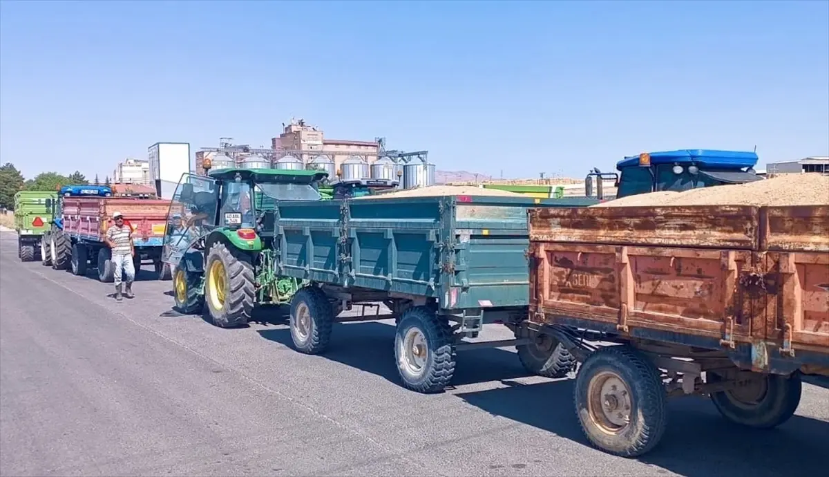 Kırşehir\'de Traktörlere Reflektör Takıldı