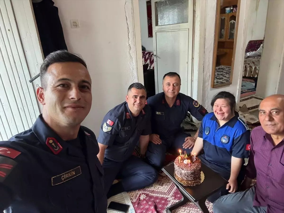 Jandarma’dan Down Sendromlu Kıza Doğum Günü Sürprizi