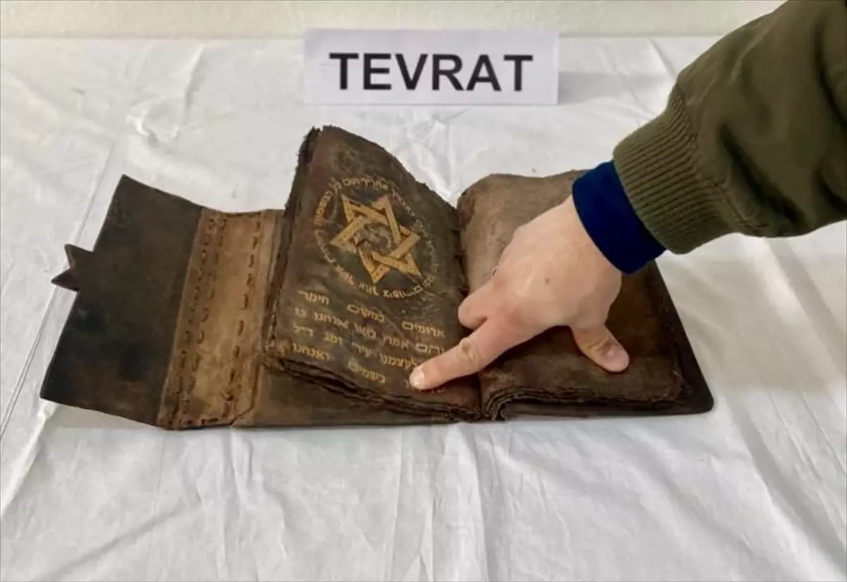 Kırşehir\'de 700 Yıllık Tevrat Ele Geçirildi