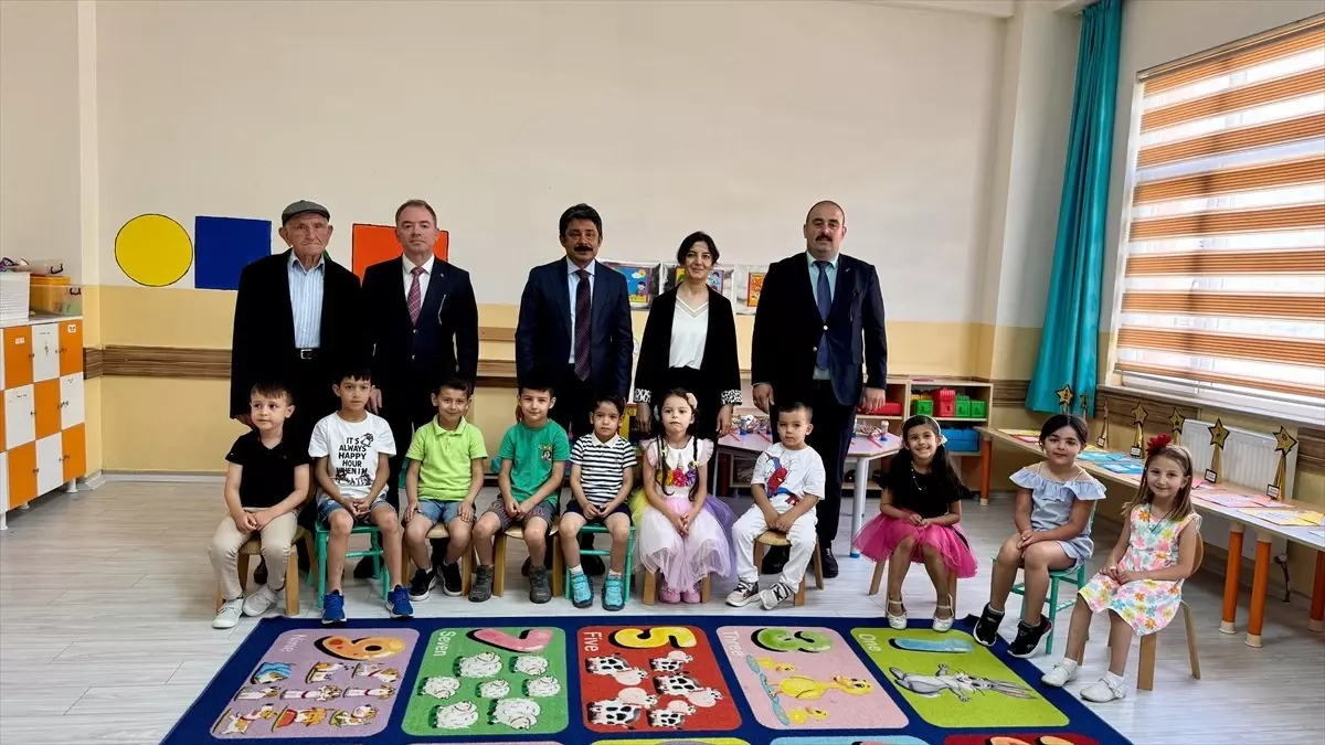 Kırşehir\'de Öğrenciler Karnelerini Aldı
