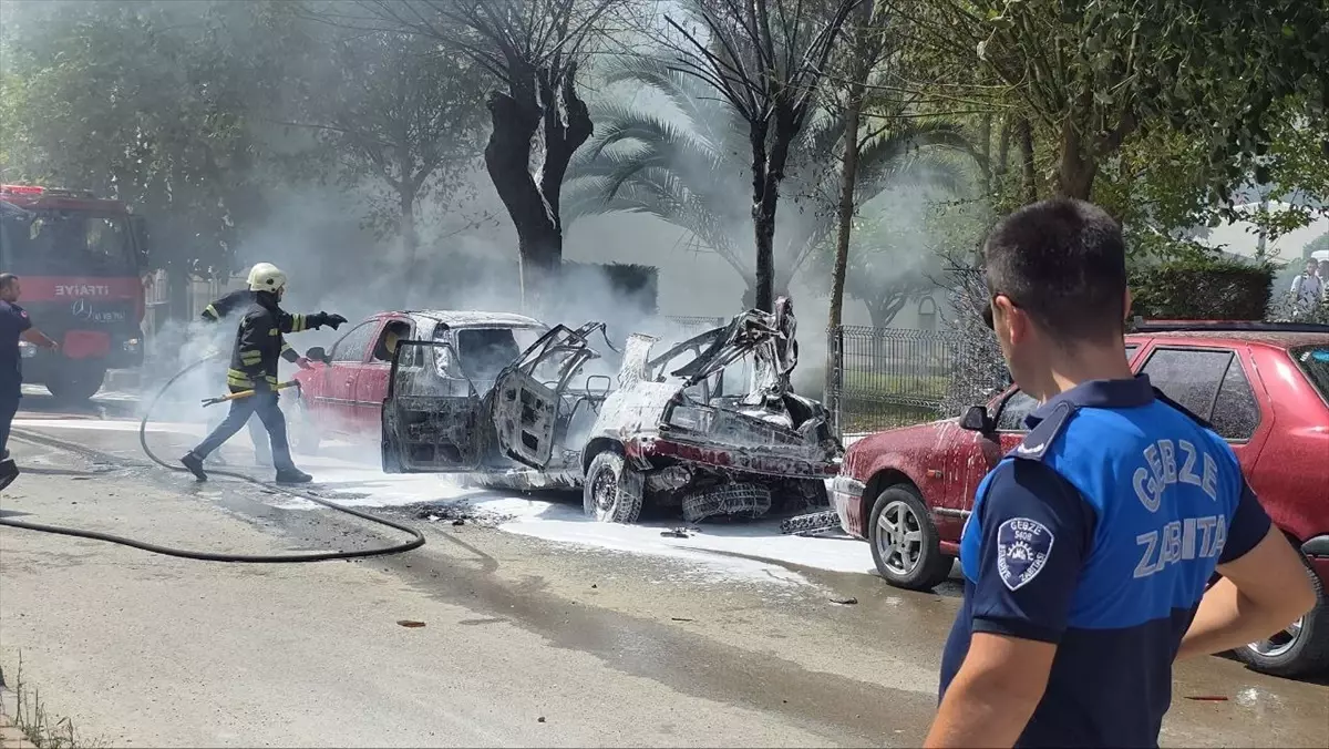 Gebze\'de İki Otomobilde Yangın