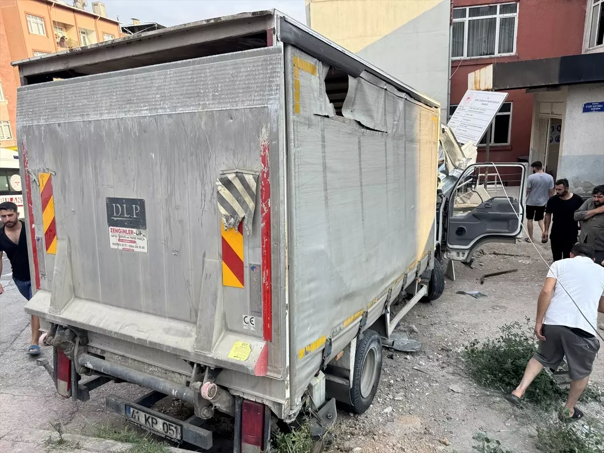 İzmit\'te Kamyonet Kaza Yaptı, Sürücü Yaralı