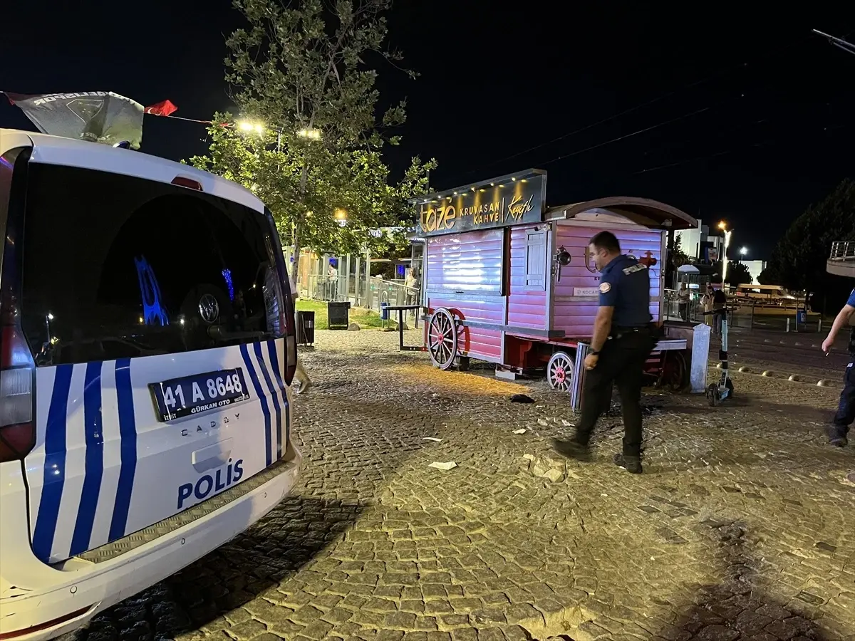 İzmit\'te Bıçaklı Kavga: 1 Yaralı