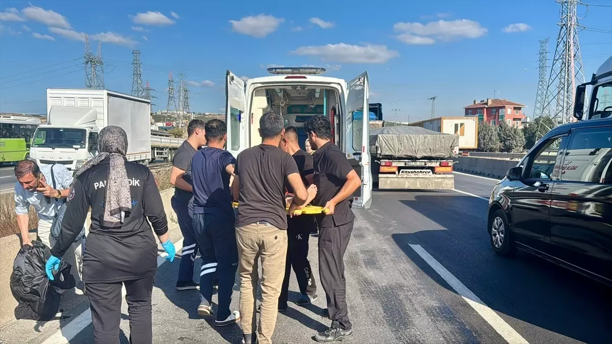 Dilovası\'nda Otomobil Devrildi: 3 Yaralı