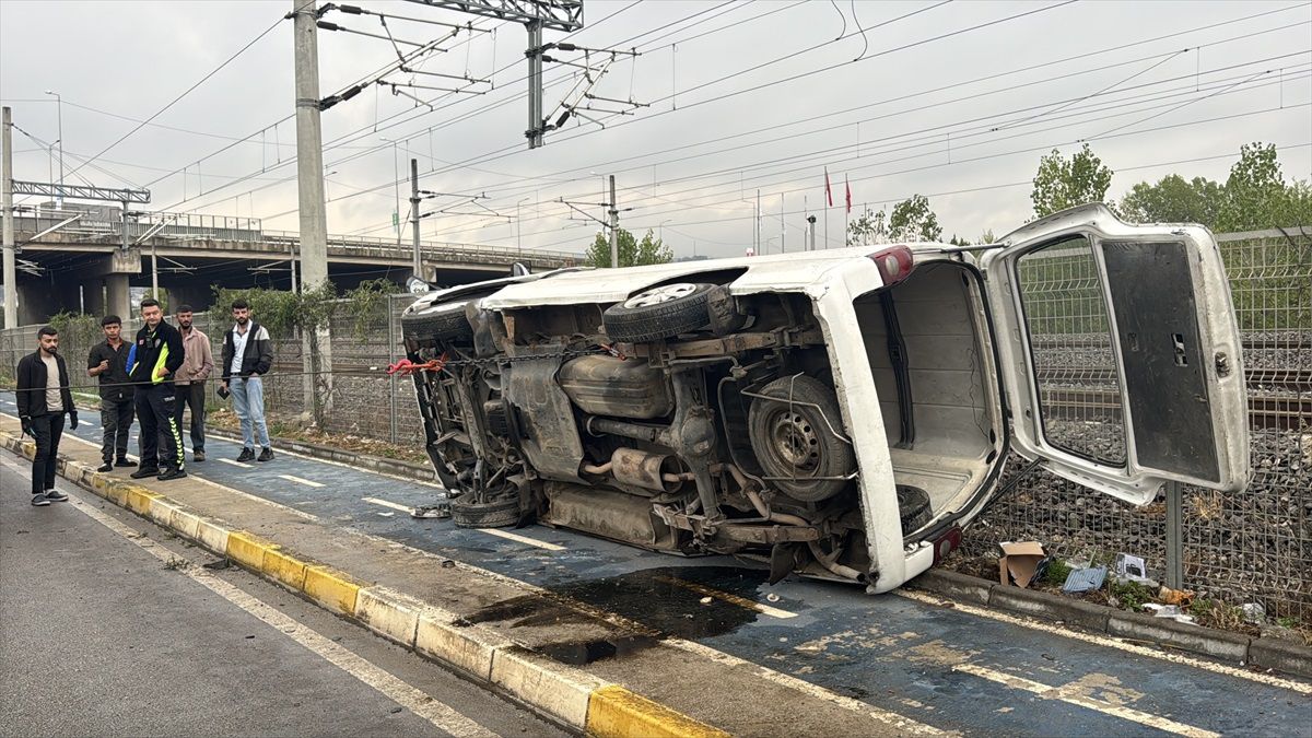 Panelvan Devrildi, Sürücü Hastaneye Kaldırıldı