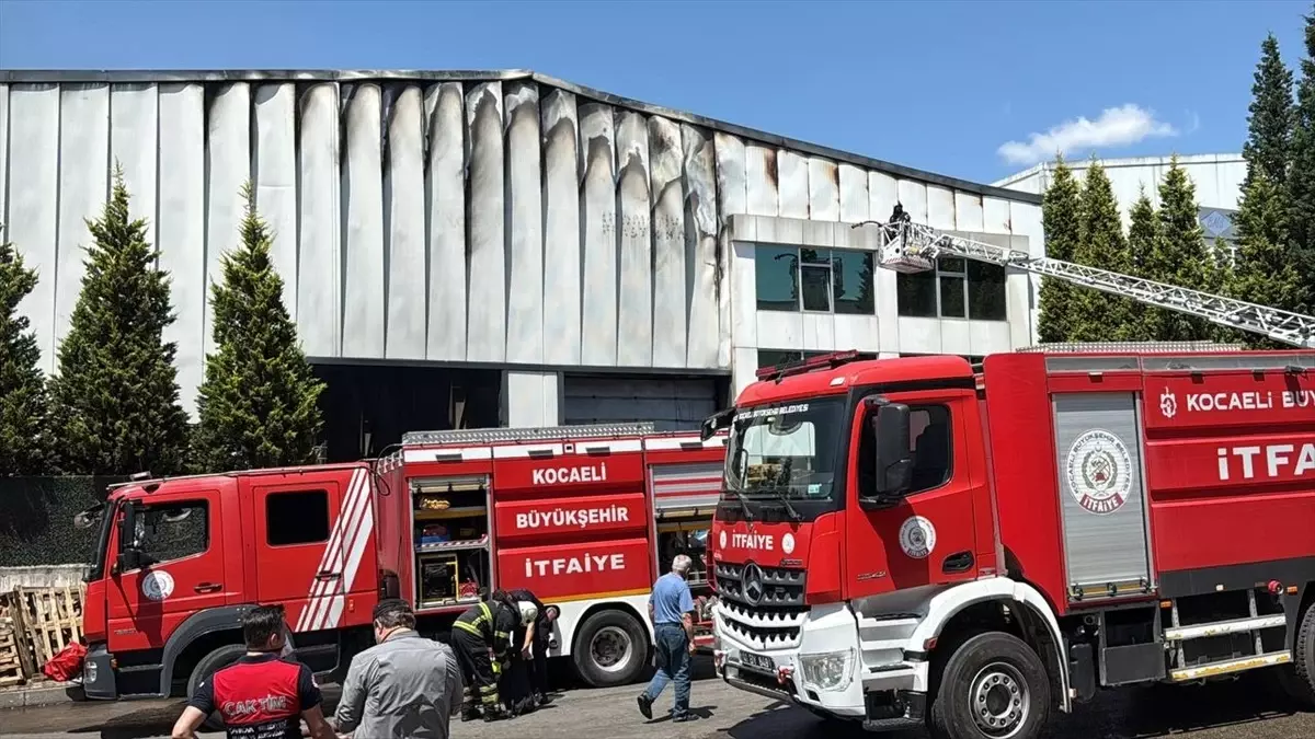 Çayırova\'da Fabrika Yangını Kontrol Altında