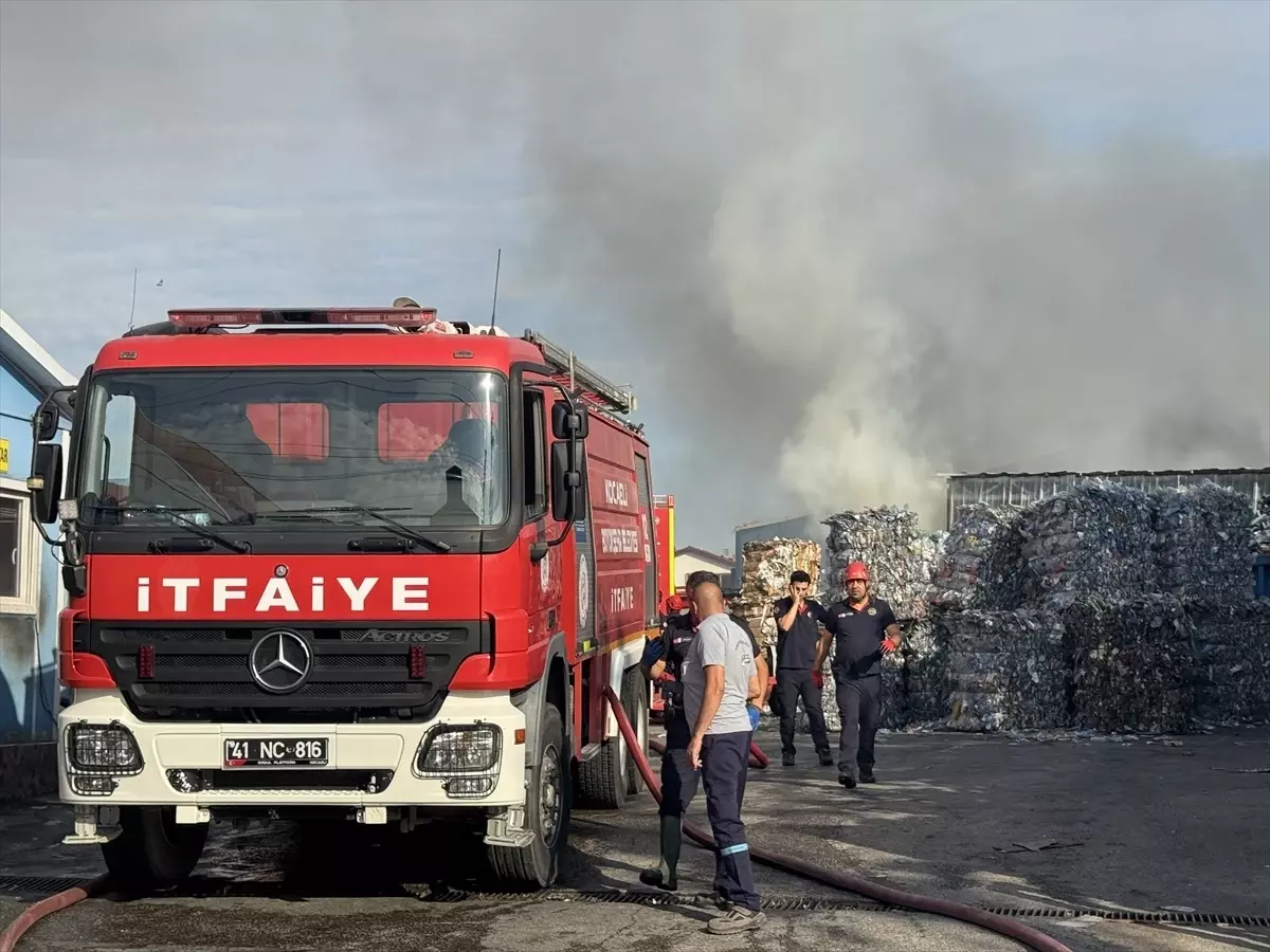 İzmit\'te Geri Dönüşüm Tesisinde Yangın