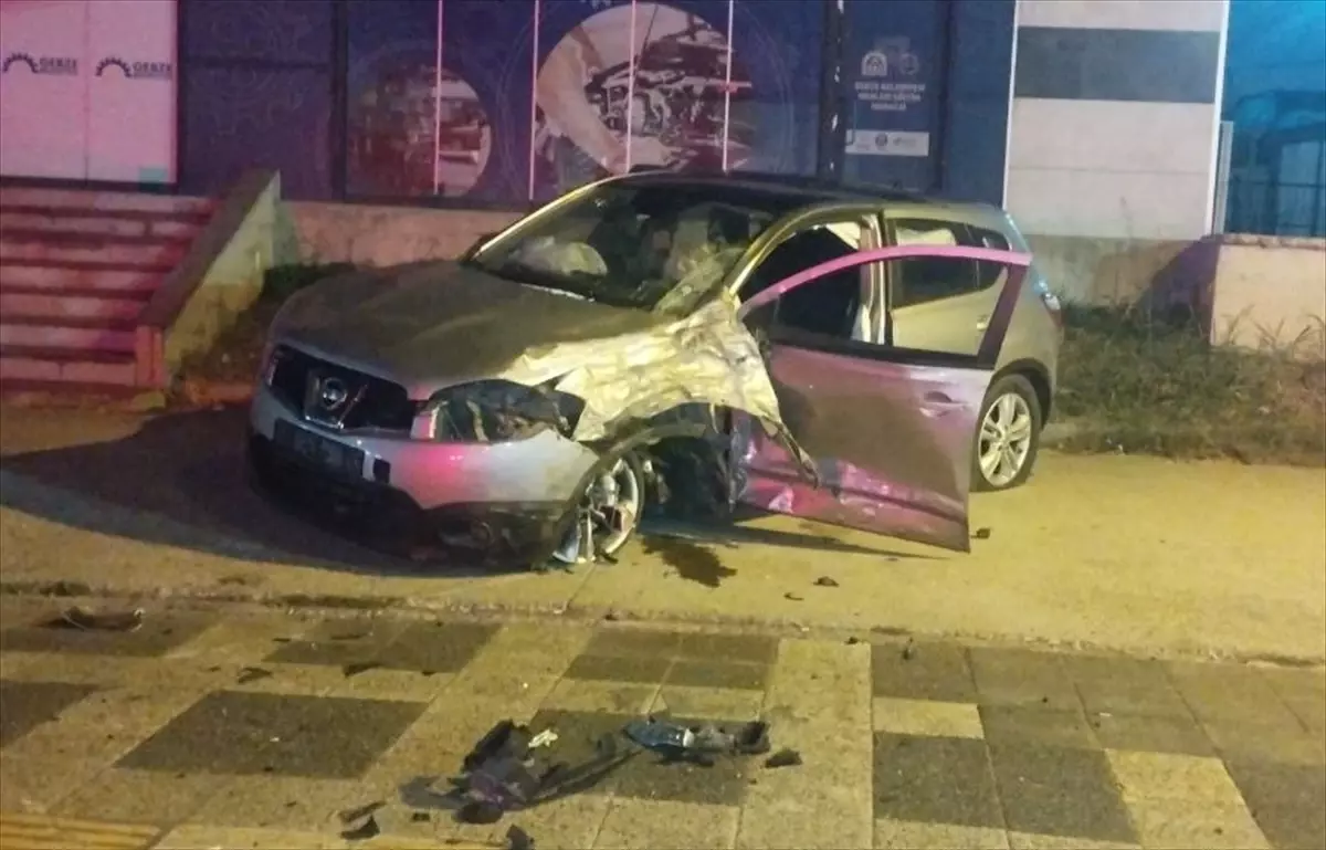 Gebze\'de Trafik Kazası: 2 Yaralı