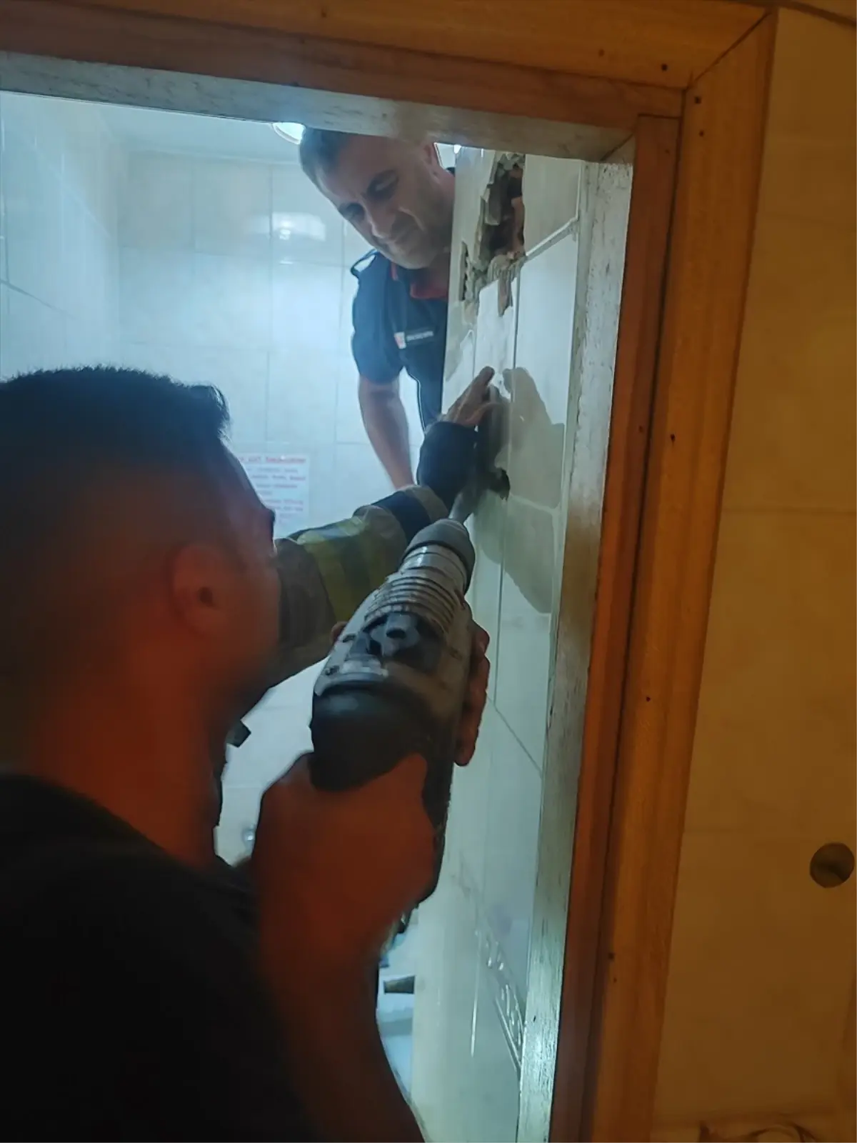 İtfaiye, Havalandırma Boşluğuna Düşen Vatandaşı Kurtardı