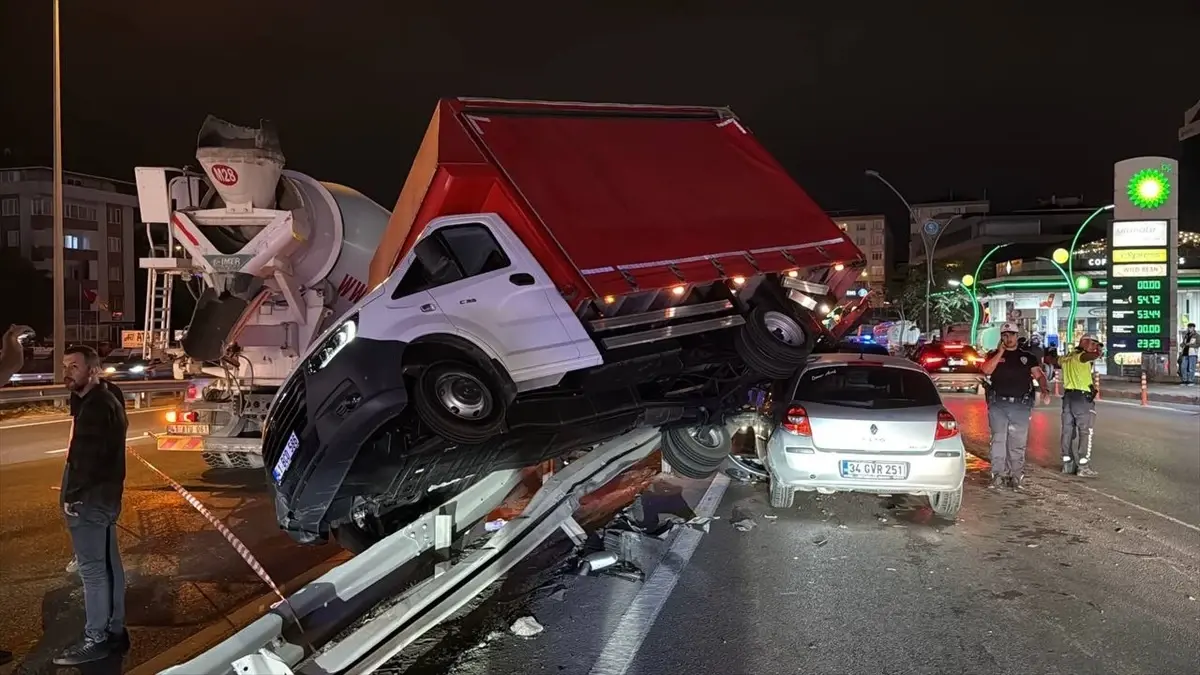Gebze\'de Otomobil Kamyonete Çarptı: 3 Yaralı