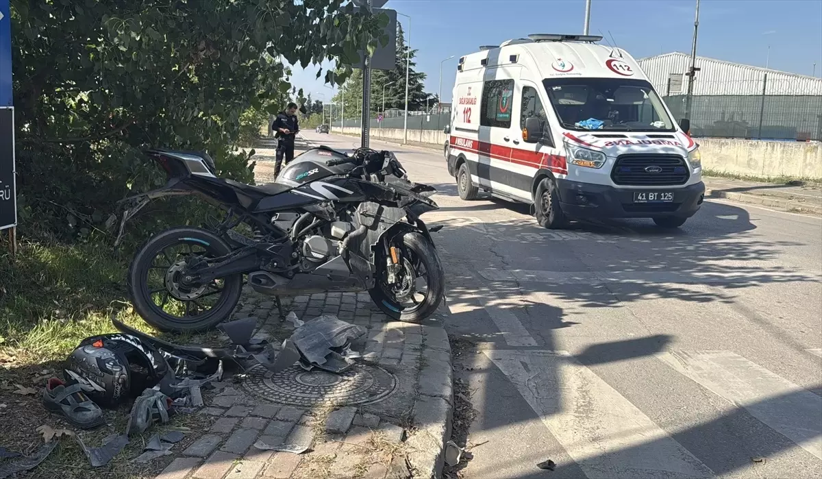 Başiskele\'de Motosiklet Kazası: Sürücü Ağır Yaralı