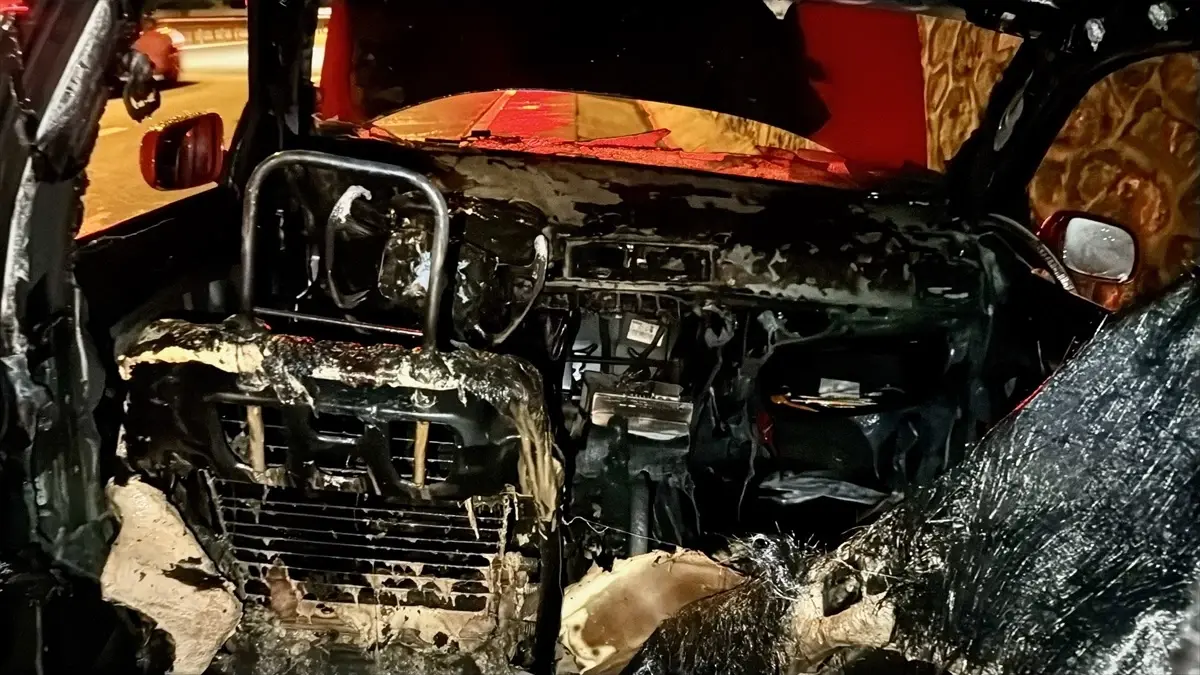 D-100\'de Yangın: Otomobil Kullanılamaz Hale Geldi