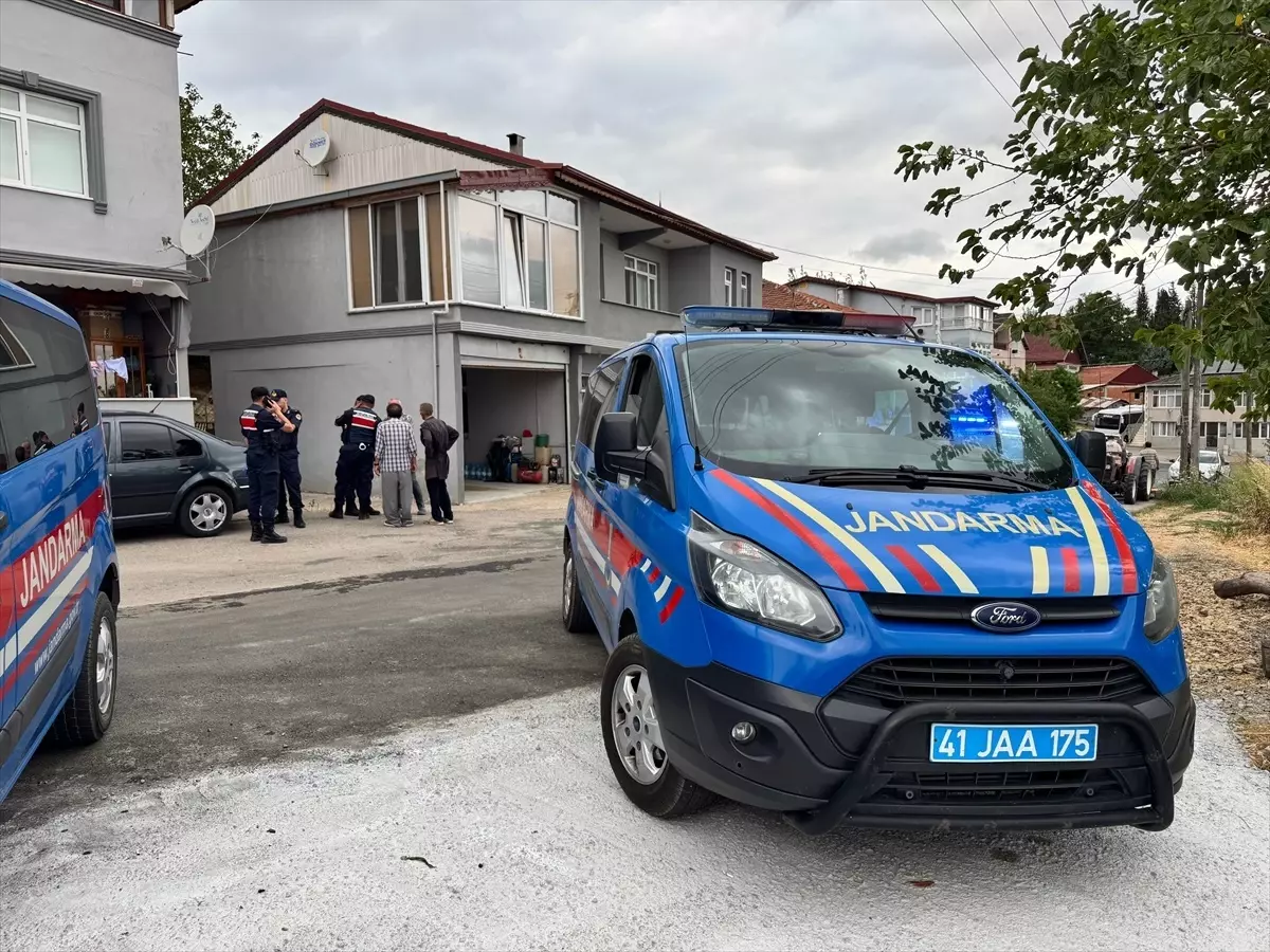 İzmit\'te Akaryakıt İstasyonunda Silahlı Kavga: 5 Yaralı