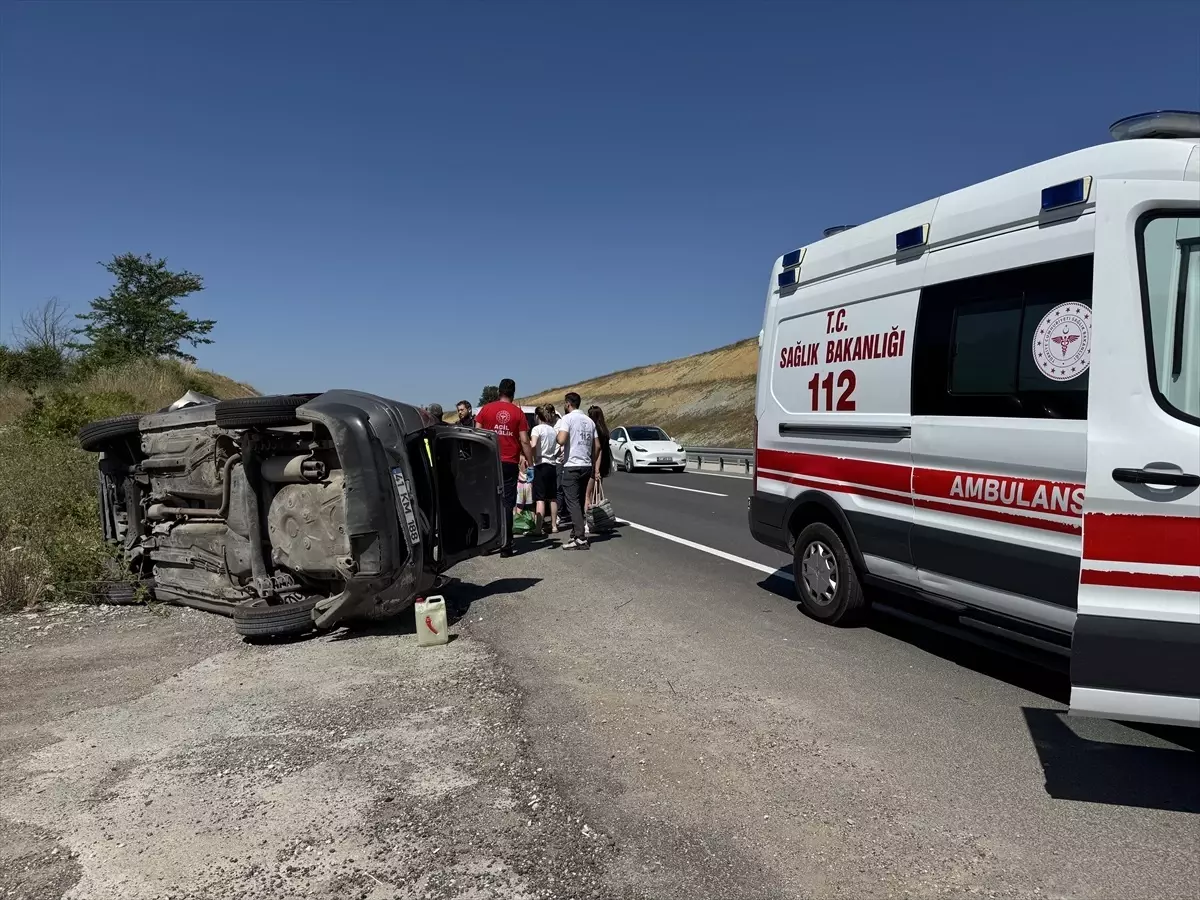 Kandıra\'da Takla Atan Araçta 5 Kişi Kurtuldu