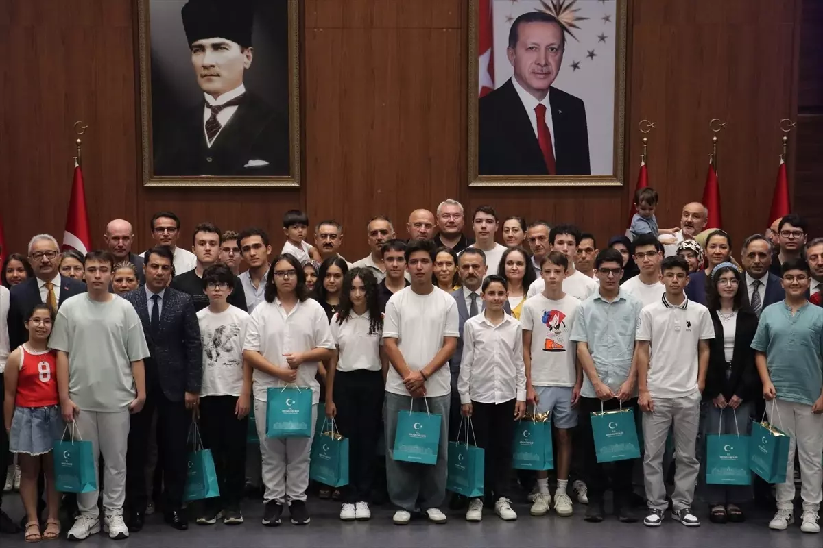 Kocaeli\'de Başarılı Öğrencilere Ödül