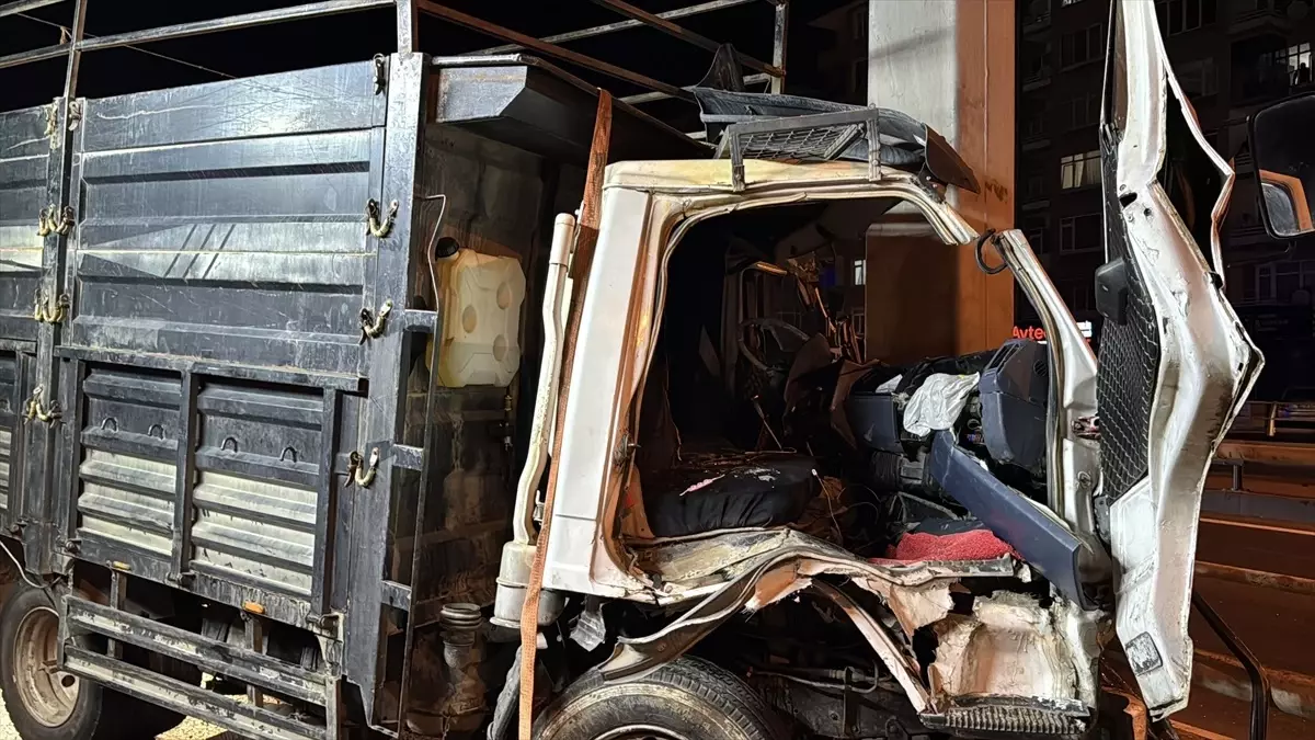 İzmit\'te Kamyonet Kaza Yaptı