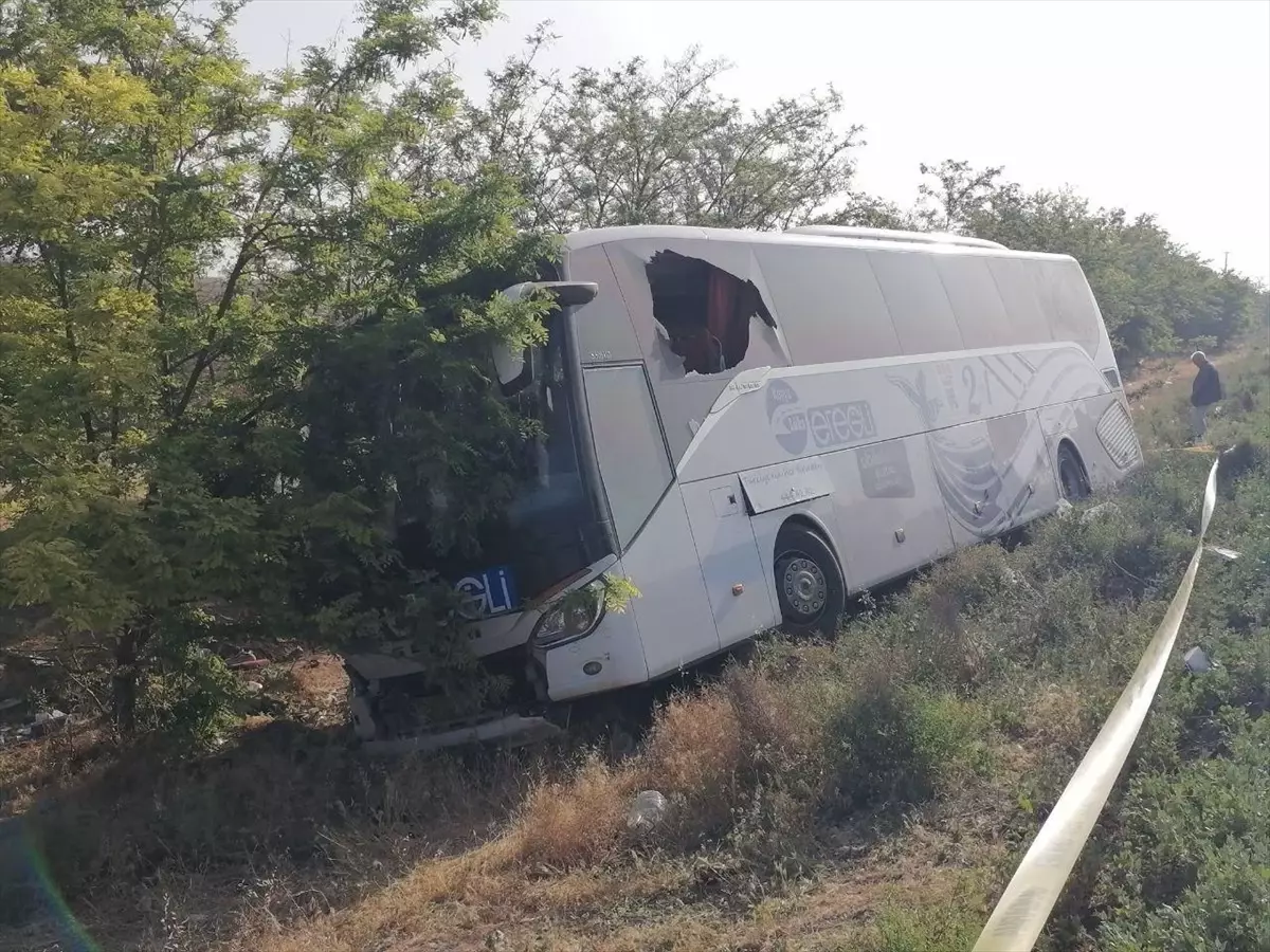 Ereğli\'de Yolcu Otobüsü Devrildi: 1 Ölü, 26 Yaralı