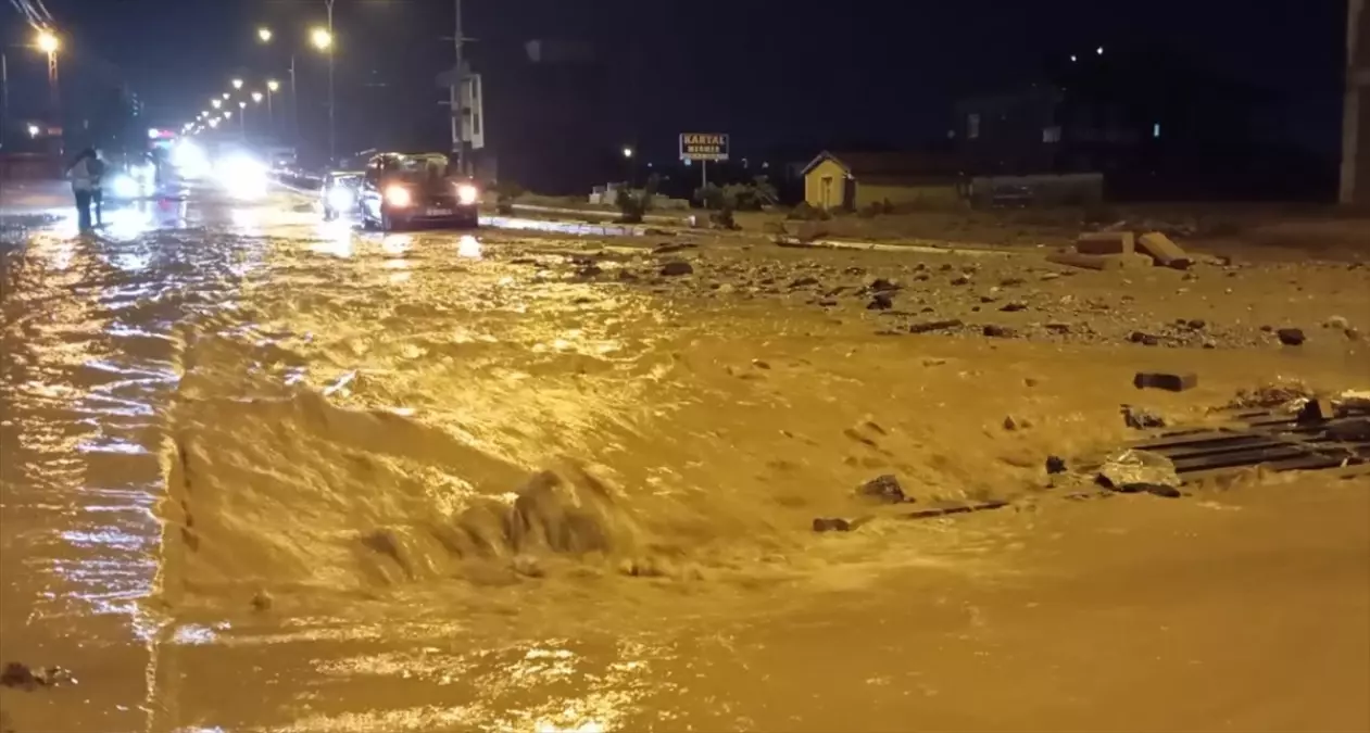 Sağanak yağış Konya\'yı vurdu! Köprü çöktü, evleri su bastı