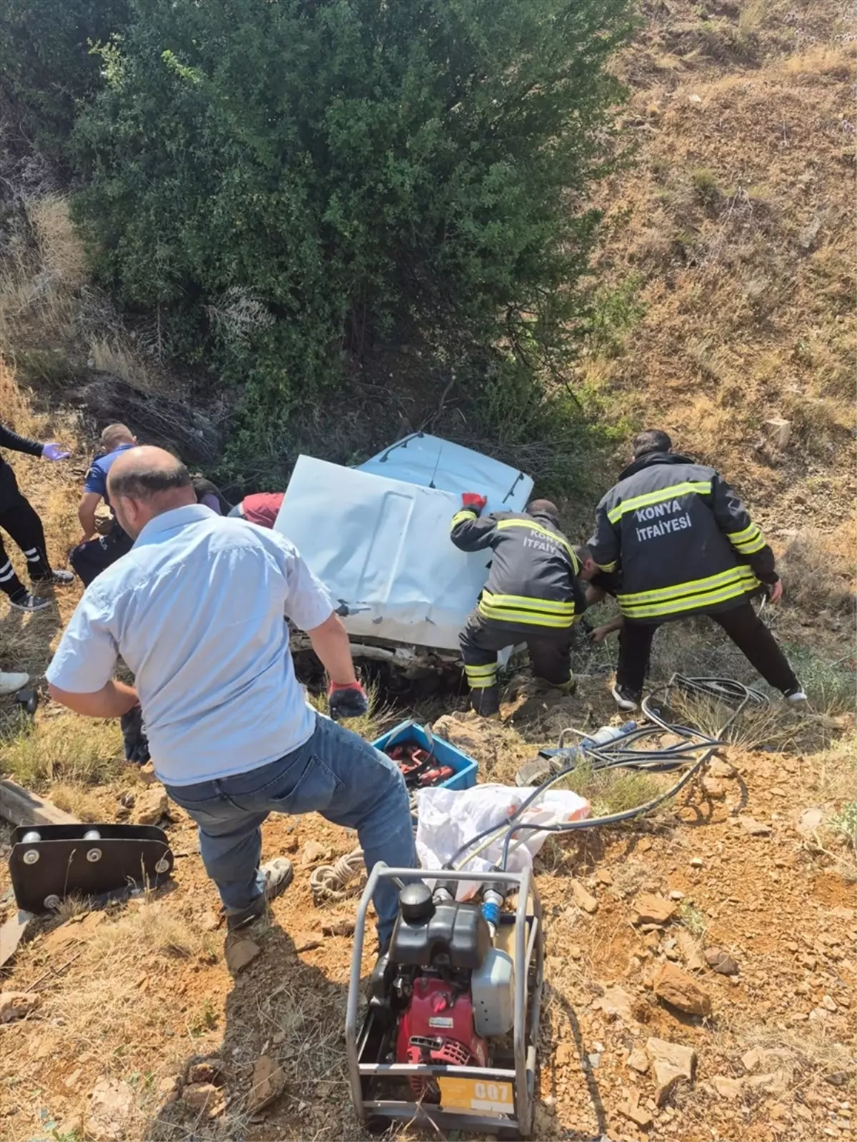 Hüyük\'te Otomobil Şarampole Devrildi: 4 Yaralı