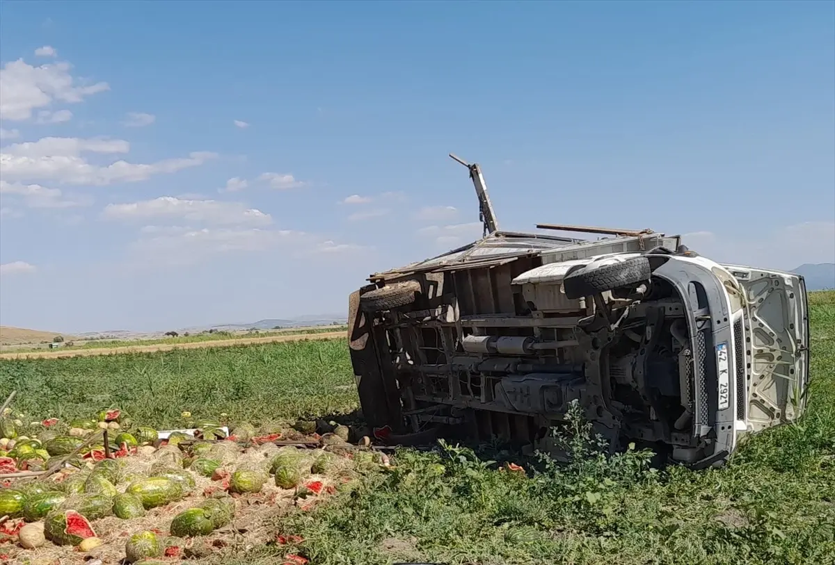 Karpuz Yüklü Kamyonet Tarlaya Devrildi