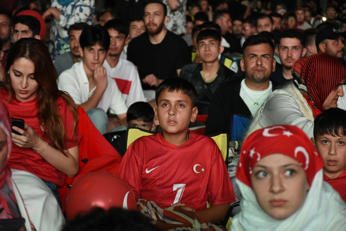 Konya\'da Dev Ekranda Türkiye-İspanya Maçı Coşkusu