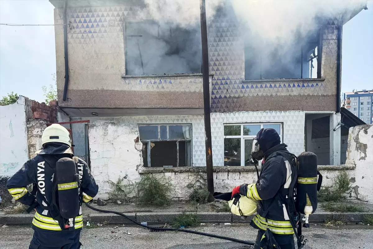 Konya\'da Ev Yangını: 71 Yaşındaki Kadın Gözyaşlarıyla İzledi