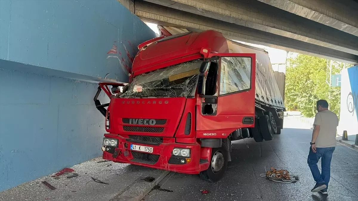 Küçükçekmece\'de Kamyon Alt Geçide Çarptı