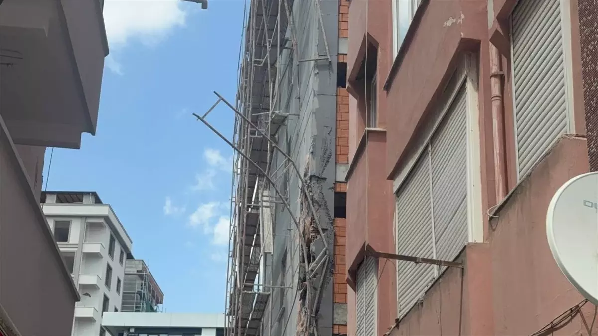 Küçükçekmece\'de Apartman Yıkımı Sırasında Çöktü