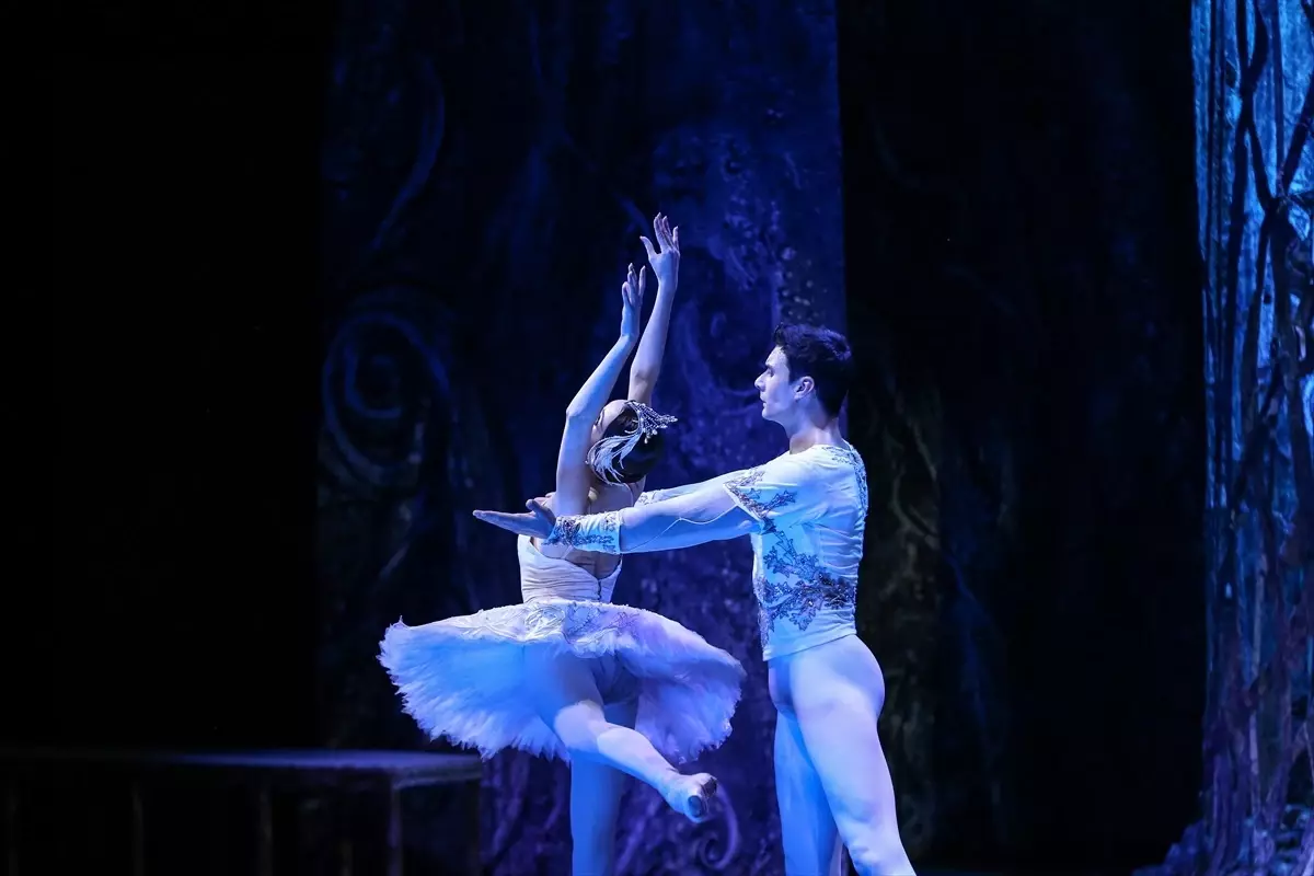 The Imperial Russian Ballet Bursa\'da Kuğu Gölü\'nü Sergiledi
