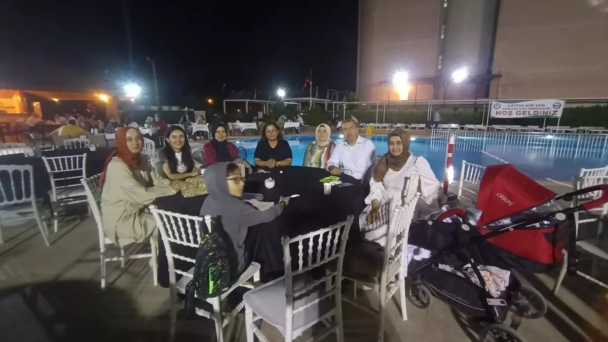 Eğitim-Bir-Sen Kumluca\'da Aile Yemeği Düzenledi