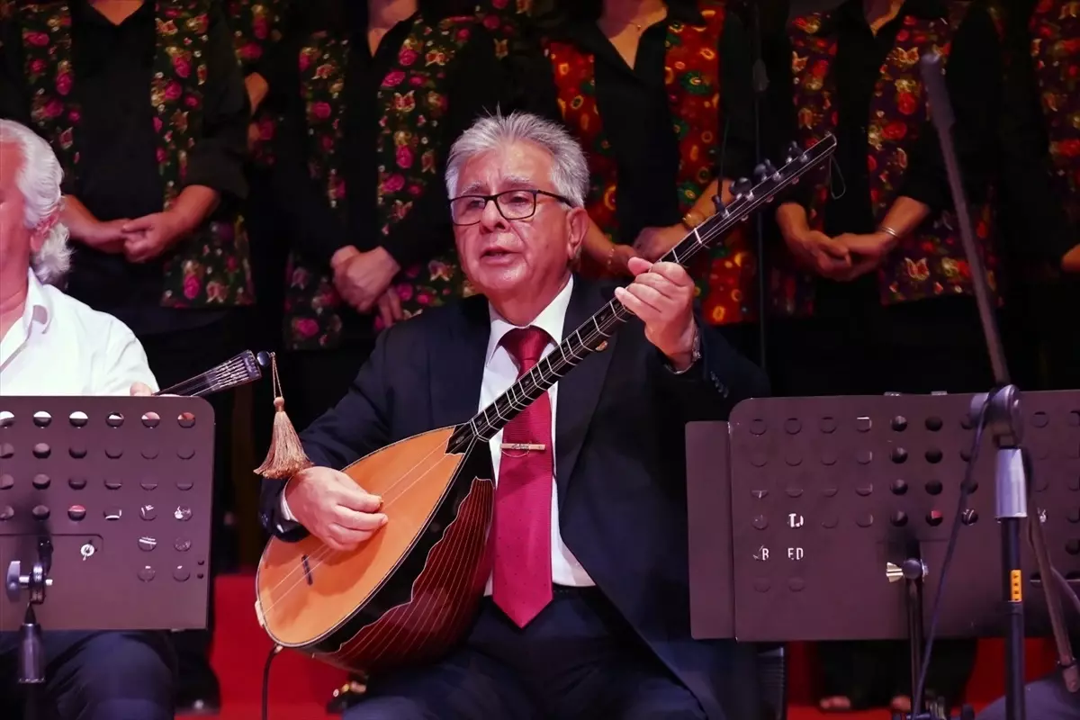 Kumluca\'da Türk Halk Müziği Konseri