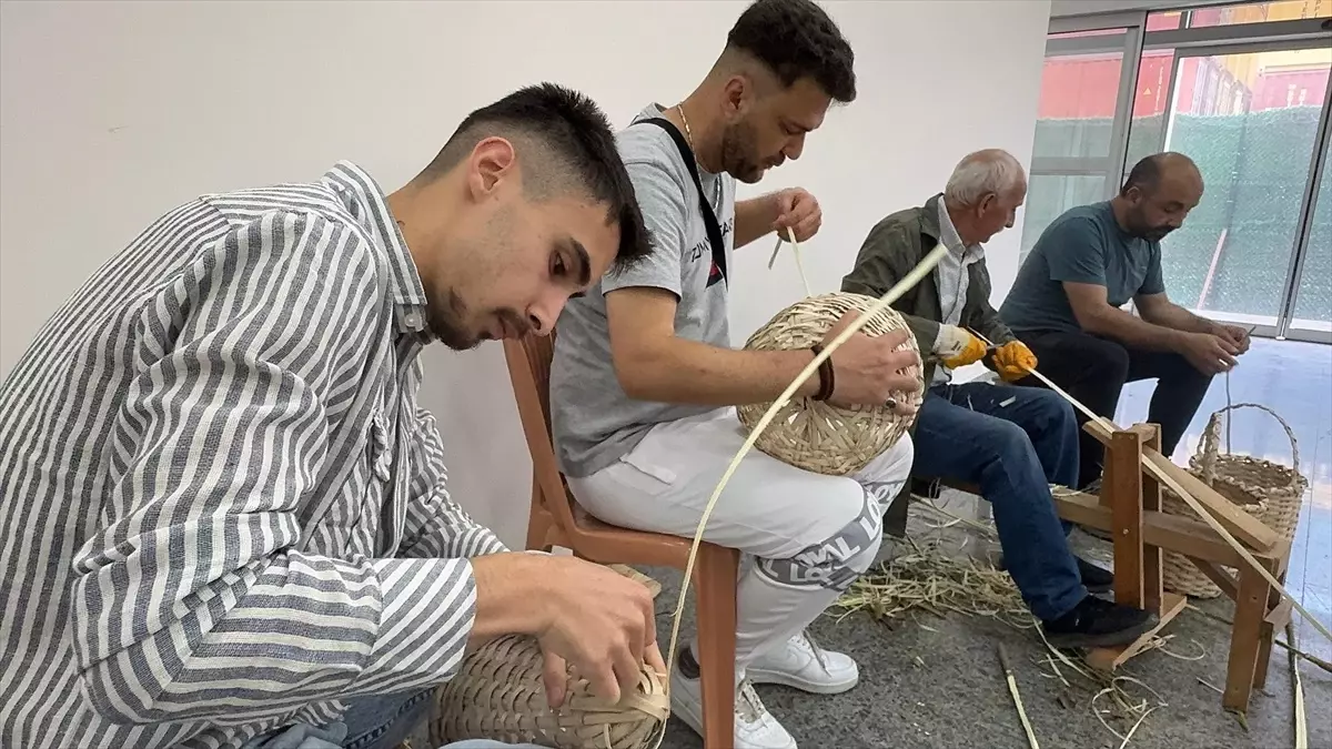 Kadir Gürel, Sepet Örücülüğünü Gençlere Aktarıyor