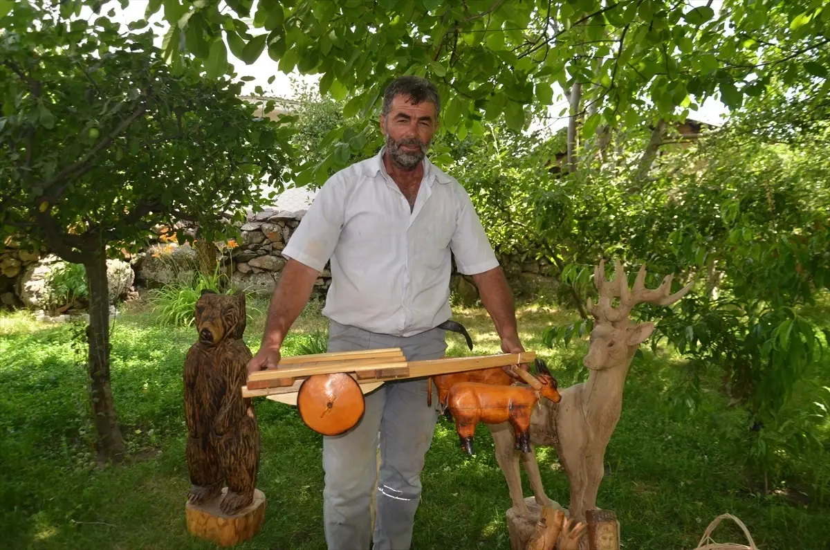 Sanatçının Eserleri: Kuruyan Ağaç ve Taşlarla Yaratılan Şaheserler