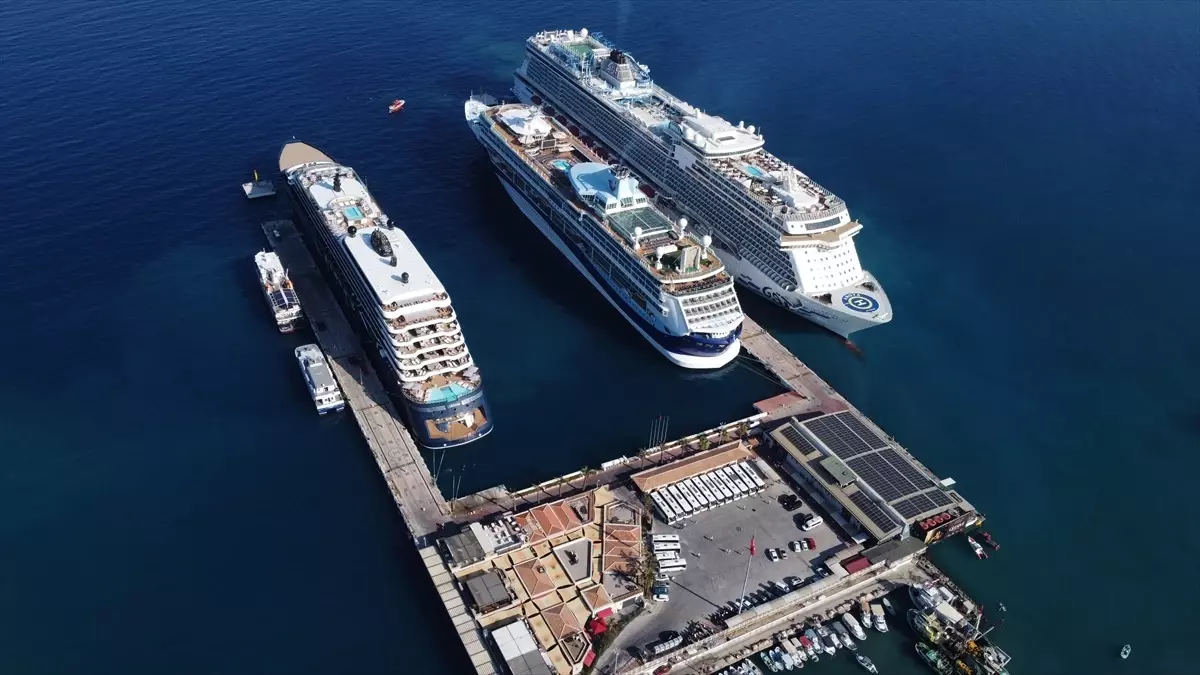 Kuşadası 4 Bin Turisti Ağırladı
