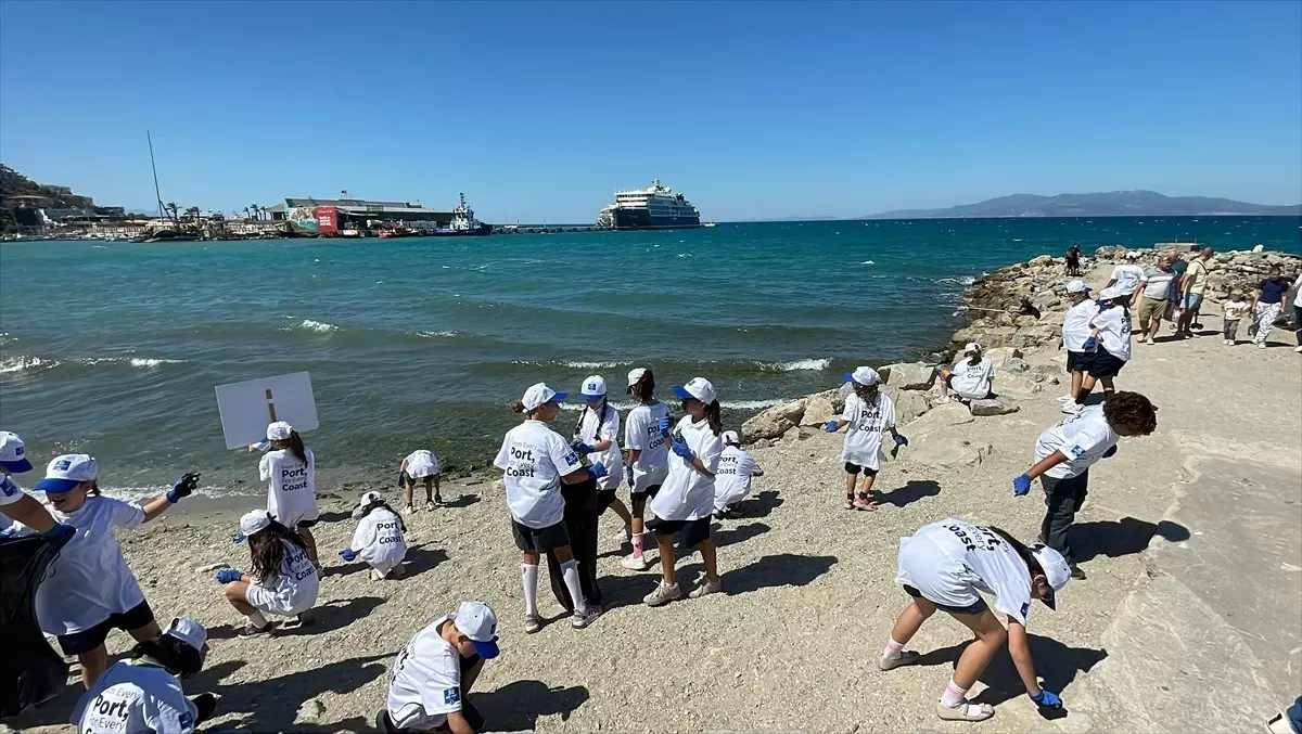 Kuşadası\'nda Kıyı Temizliği Etkinliği