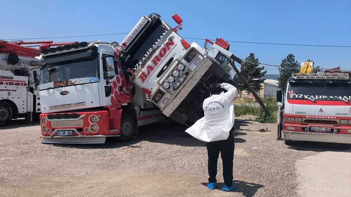 Kütahya\'da Vinç Devrildi, 2 Yaralı