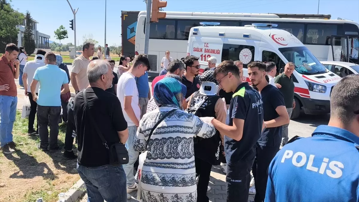 Kütahya\'da servis otobüsü tankere çarptı: 35 yaralı