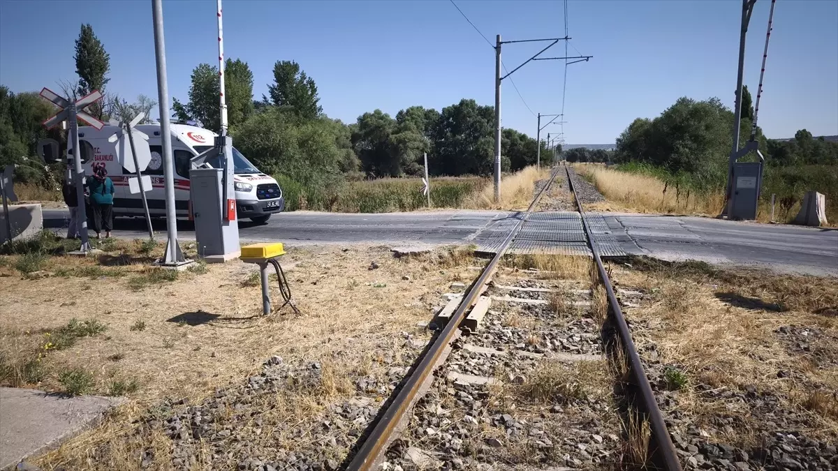 Tren Çarpan Kadın Yaralandı