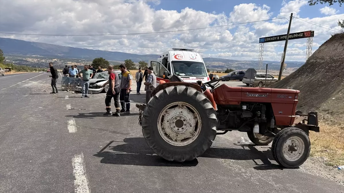 Domaniç\'te Traktör ve Otomobil Çarpıştı: 2 Yaralı