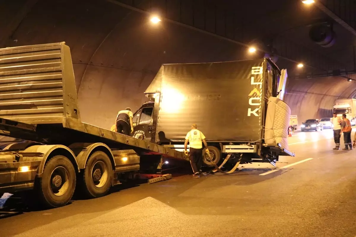 Kuzey Marmara Otoyolu\'nda Kamyonet Devrildi