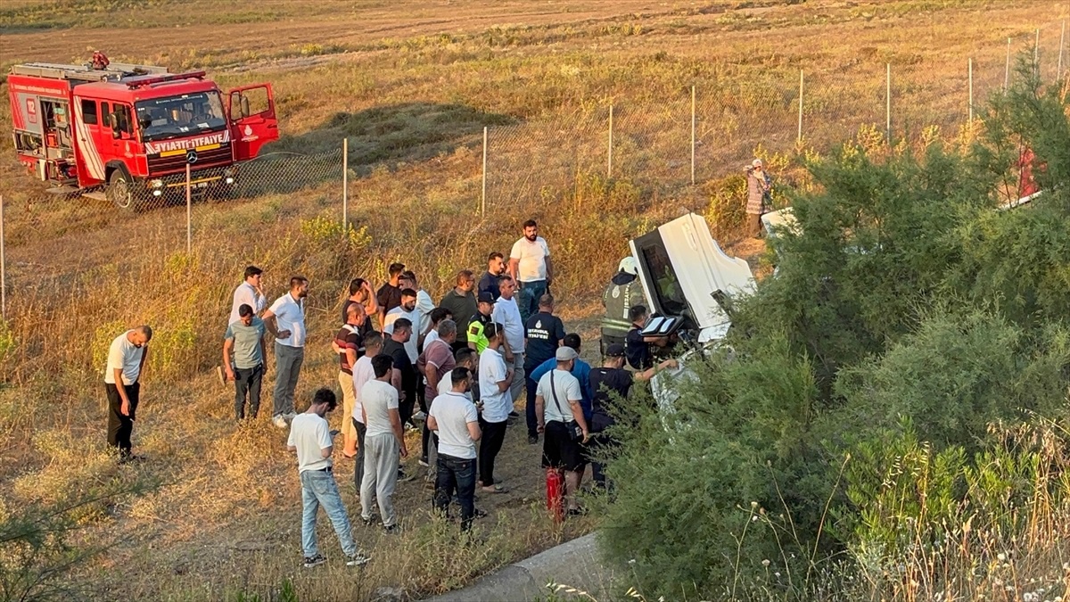 Kuzey Marmara Otoyolu\'nda Tır Devrildi