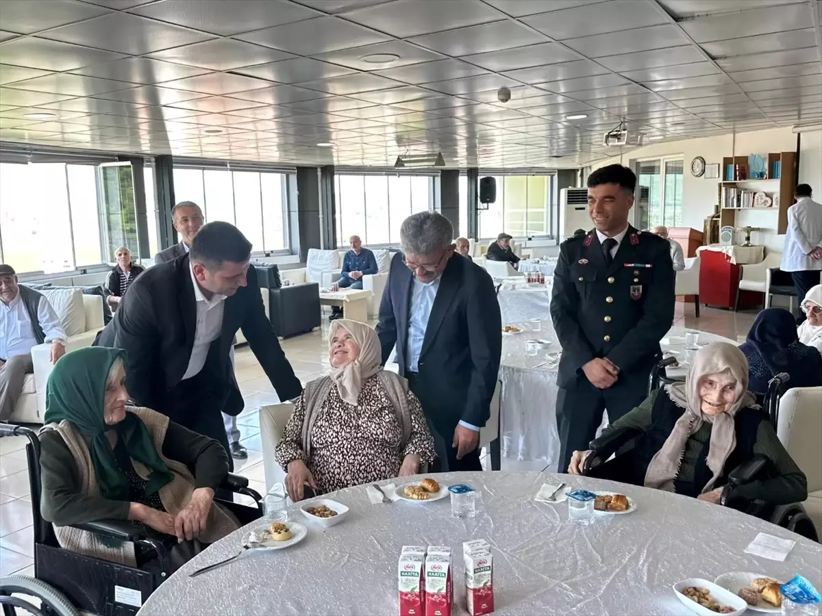 Ladik Kaymakam Vekili Özbalta\'dan gazi, şehit aileleri ile huzurevine bayram ziyareti