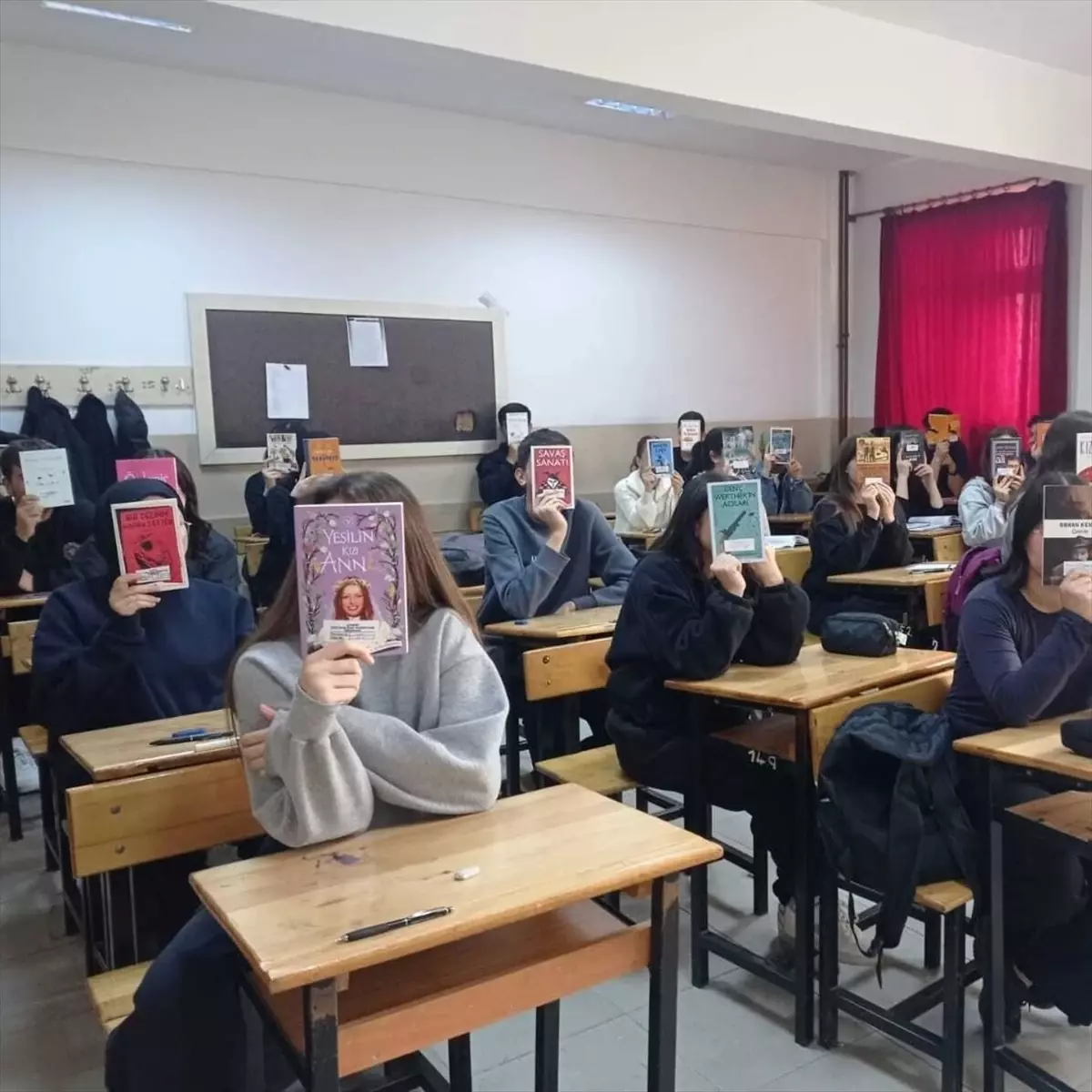 Ladik\'te lise son sınıf öğrencilerinden kitap bağışı