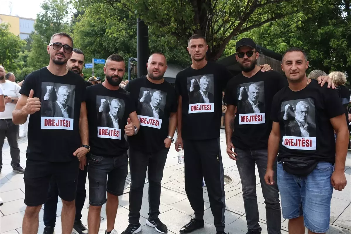 UÇK Komutanlarına Lahey\'de Destek Gösterisi