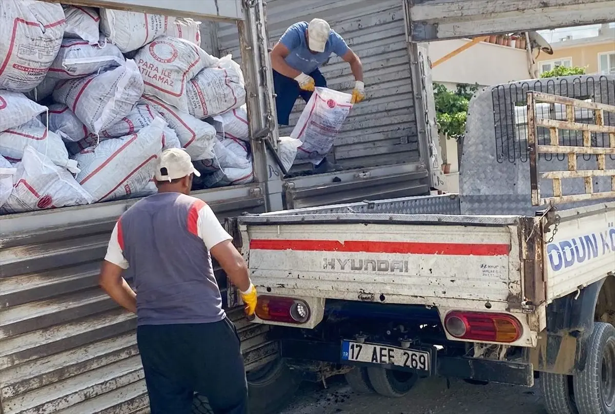 Lapseki\'de 500 Aileye Kömür Dağıtımı Başladı