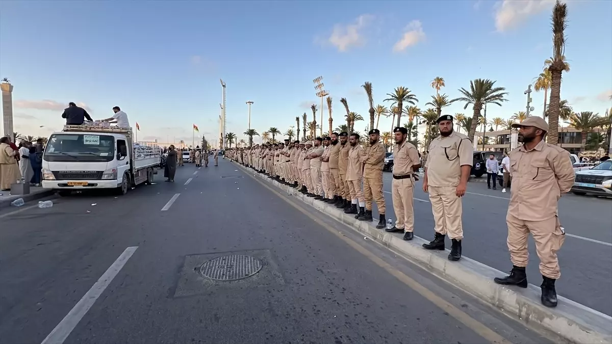 Libya\'nın başkenti Trablus\'ta çeşitli gruplar hükümet karşıtı gösteri düzenledi