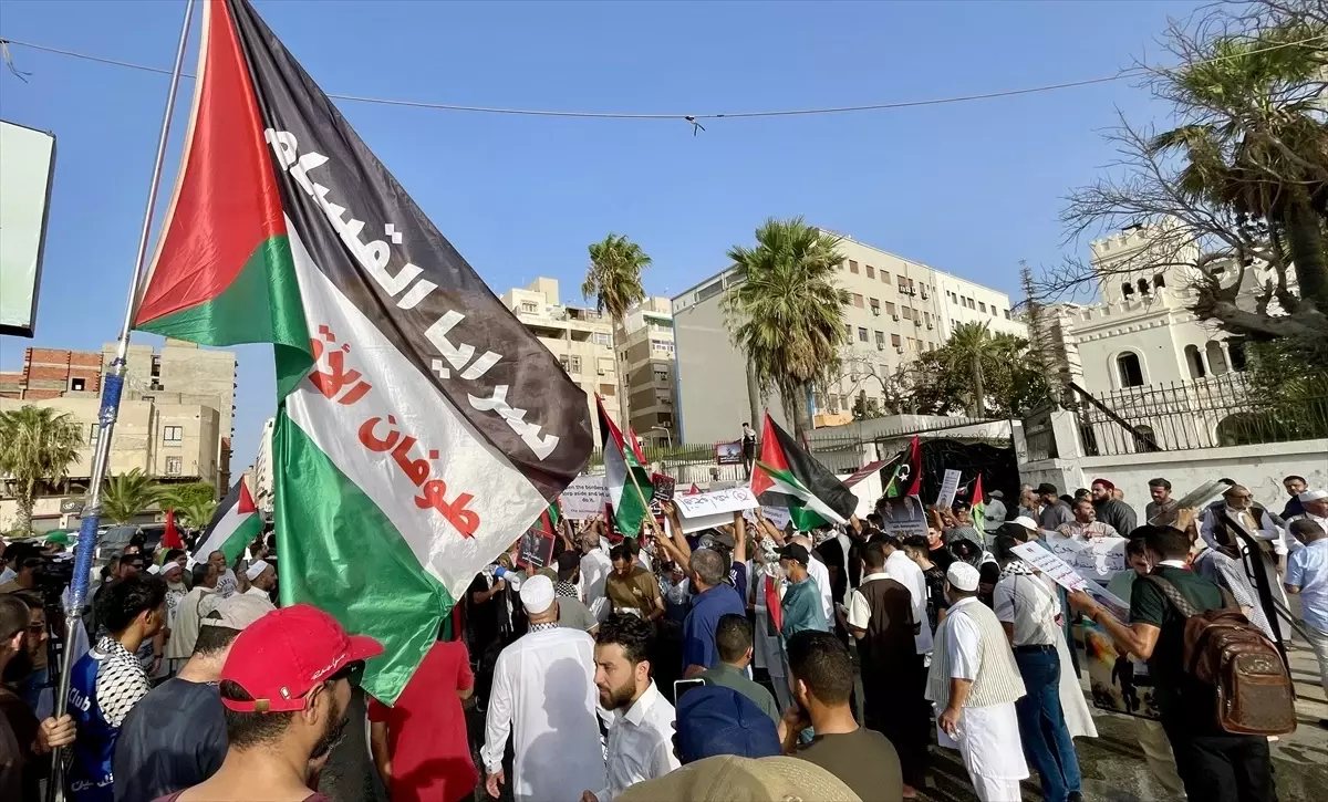 Libyalılar\'dan Mısır\'a Gazze İçin Protesto