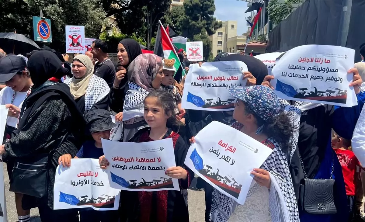 Filistinlilerden UNRWA\'ya Protesto